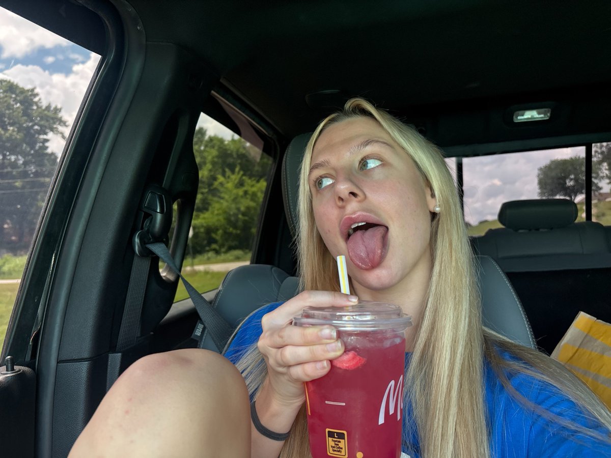 ChelseaLuxe's tweet photo. @Honeeyyyy11 only if you can handle me as a passenger 😌 https://t.co/BWhMi7npEf