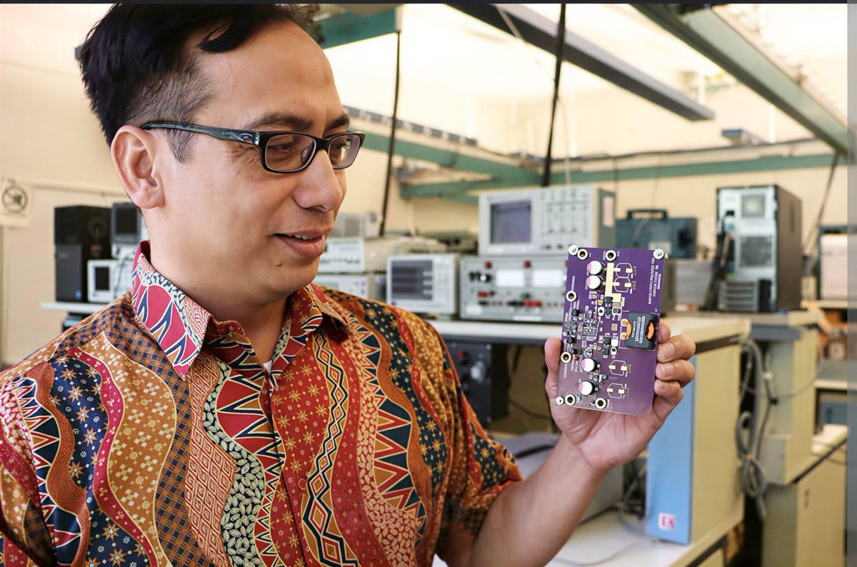 DravenweX's tweet photo. Lagi-lagi penemu lokal dibikin mati kutu ama birokrasi sendiri. Profesor Taufik, guru besar elektro di AS, bikin teknologi "DC House" tahun 2010. Sistem ini bisa ngelewatin listrik panel surya langsung ke rumah tanpa inverter mahal. Cocok banget buat desa terpencil karena murah, efisien, dan gak bakal bikin kesetrum.

Niat awalnya emang mulia, dia pengen banget donorin teknologi ini buat pulau-pulau terluar Indonesia yang puluhan tahun gak dapet listrik. Tapi pas ajuin proposal, tanggapan instansi dalam negeri malah sedingin es kutub utara gara-gara ribetnya regulasi ama ketergantungan ama sistem lama.

Pas dicuekin di tanah air, dunia luar malah gercep. Proyek DC House ini dapet kucuran dana riset gede dari Amerika Serikat, bahkan sekarang teknologinya malah dipake massal buat nerangin daerah pelosok di benua Afrika.

Bener-bener siklus kocak yang terus berulang. dicuekin pas berjuang, gak dibantu pas riset, tapi ntar kalo udah sukses di luar negeri baru deh instansi sini sibuk bikin spanduk ucapan selamat wkwk. Minim apresiasi, maksimal birokrasi. 😹