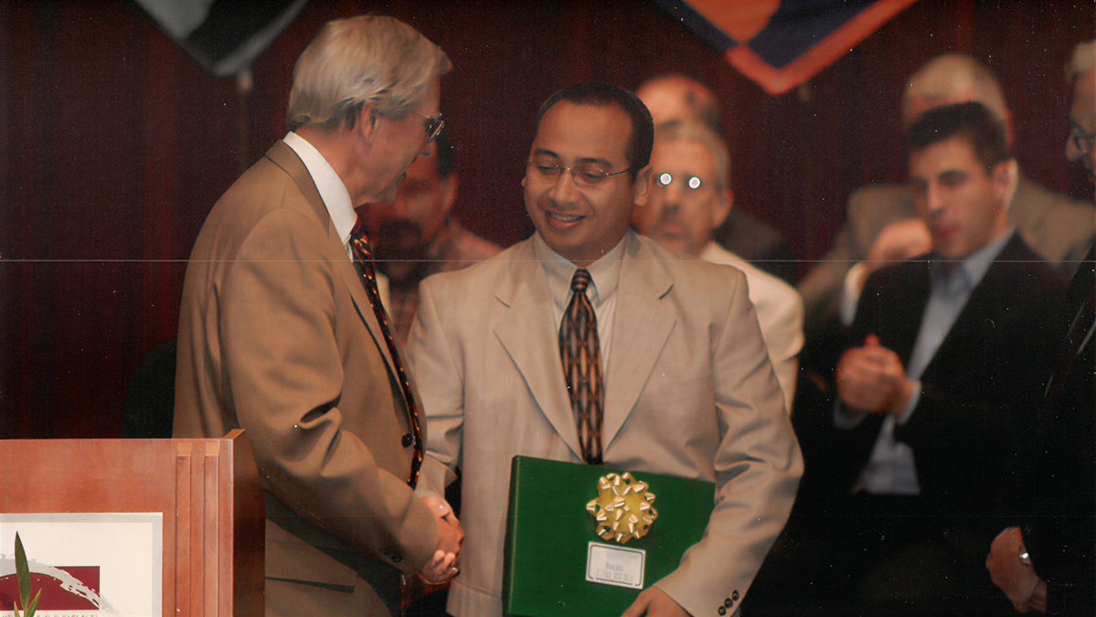 DravenweX's tweet photo. Lagi-lagi penemu lokal dibikin mati kutu ama birokrasi sendiri. Profesor Taufik, guru besar elektro di AS, bikin teknologi "DC House" tahun 2010. Sistem ini bisa ngelewatin listrik panel surya langsung ke rumah tanpa inverter mahal. Cocok banget buat desa terpencil karena murah, efisien, dan gak bakal bikin kesetrum.

Niat awalnya emang mulia, dia pengen banget donorin teknologi ini buat pulau-pulau terluar Indonesia yang puluhan tahun gak dapet listrik. Tapi pas ajuin proposal, tanggapan instansi dalam negeri malah sedingin es kutub utara gara-gara ribetnya regulasi ama ketergantungan ama sistem lama.

Pas dicuekin di tanah air, dunia luar malah gercep. Proyek DC House ini dapet kucuran dana riset gede dari Amerika Serikat, bahkan sekarang teknologinya malah dipake massal buat nerangin daerah pelosok di benua Afrika.

Bener-bener siklus kocak yang terus berulang. dicuekin pas berjuang, gak dibantu pas riset, tapi ntar kalo udah sukses di luar negeri baru deh instansi sini sibuk bikin spanduk ucapan selamat wkwk. Minim apresiasi, maksimal birokrasi. 😹