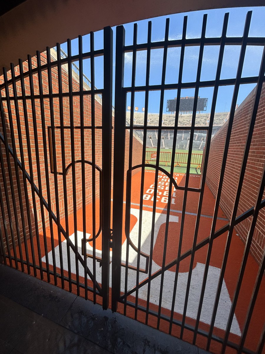 Young_jok3's tweet photo. Great visit yesterday at @Vol_Football @universityofTennessee can’t thank my coaches @CoachOvertonJ  @OvertonDarryl @CoachKdOtf @CoachJ_AB enough 🧡

@Jduvie @drewjacobs_ @PrepRedzoneVA  @VAPORTRAIL2471 @JoeMento @The_hive_ath https://t.co/3zhuX5yEZ6
