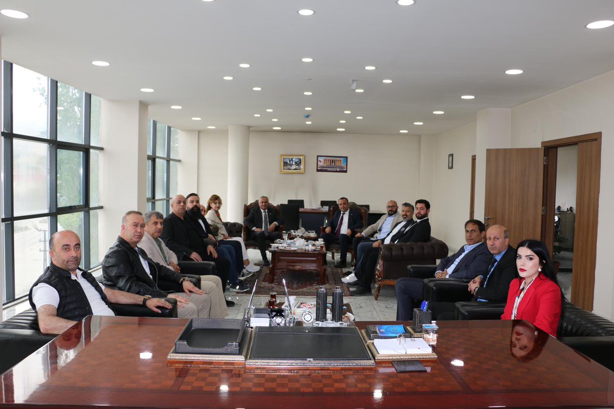 amchamtr's tweet photo. TABA-AmCham olarak, Genel Başkanımız Sn. Süleyman Ecevit Sanlı ve beraberindeki heyetimiz ile birlikte Yüksekova Ticaret ve Sanayi Odası’nı ziyaret ettik.

Ziyaretimizde, Yüksekova Ticaret ve Sanayi Odası Yönetim Kurulu Başkanı Sn. Salih Özdemir, Meclis ve Yönetim Kurulu üyeleri ile iş insanları tarafından karşılandık. Görüşmede Yüksekova’nın ekonomik potansiyeli, yatırım imkanları, ticari ilişkilerin geliştirilmesi ve bölgenin kalkınmasına yönelik fırsatlar ele alındı.

Samimi bir atmosferde gerçekleşen buluşmada, bölgenin stratejik konumu ve yatırım avantajları hakkında karşılıklı değerlendirmelerde bulunuldu; iş birliği ve ortak çalışma imkanları üzerine istişareler yapıldı.

Yüksekova Ticaret ve Sanayi Odası’nın nazik ev sahipliği ve misafirperverliği için teşekkür ederiz.