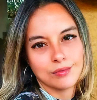 SebastianRochaZ's tweet photo. 🔹Carabineros de Chile salvando una manifestante del lanzamiento de piedras y la violencia de sus mismos compañeros delincuentes.

Recordé el caso de Francisca Sandoval, quien fue asesinada por las mafias de Meiggs, pero algunos no esperaron ningun antecedente para culpar a Carabineros.

Lo mismo en el Caso del malabarista de Panguipulli.

Lo mismo del delincuente que se lanzó al Mapocho en el Caso Pío Nono.
