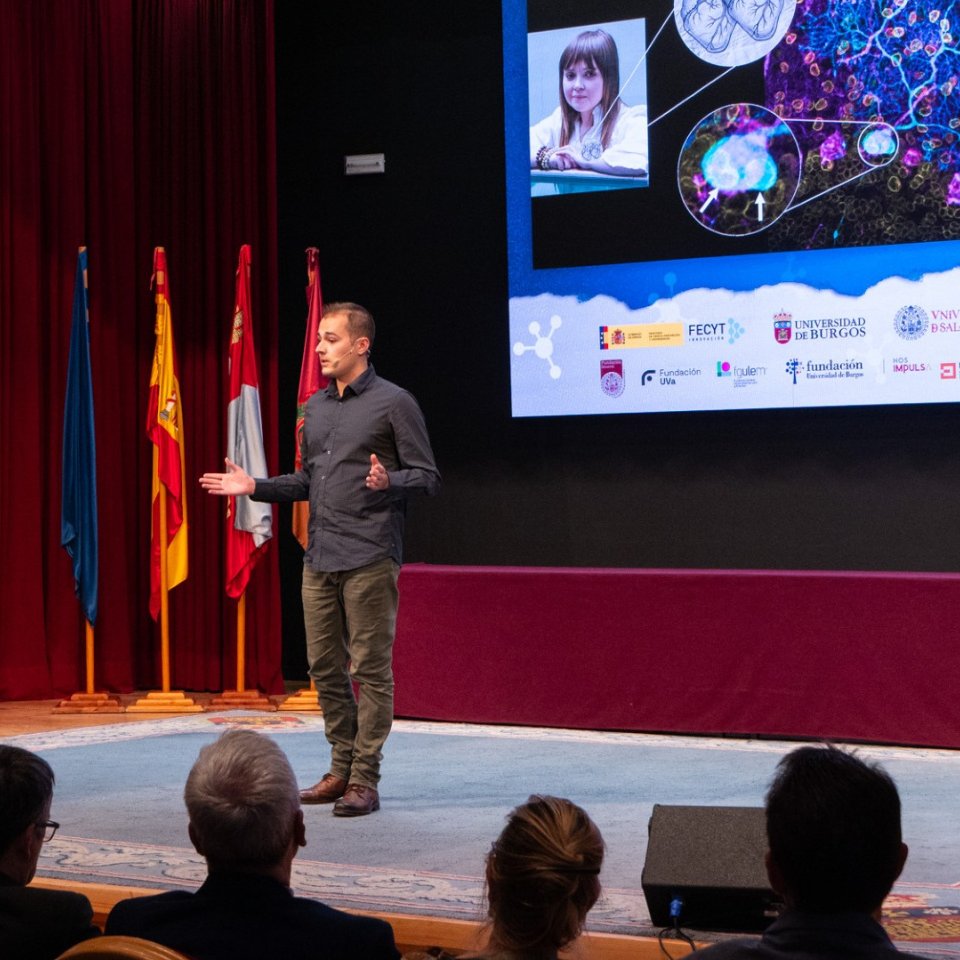 usal's tweet photo. Enhorabuena a Pablo González por su tercer premio en la final autonómica de "3 Minutos Tesis" 🥉

El investigador del @Incyl_Usal destacó a nivel regional con su exposición "Las neuronas de los dos corazones". 🧠

Esta competición plantea a los participantes el exigente reto de condensar años de investigación en un discurso de tres minutos con el único apoyo de una diapositiva. En la USAL está organizada desde la @UCCiUSAL. 📚

El éxtio de Pablo González es una buena muestra del gran nivel de la divulgación científica en la USAL. 👏

https://t.co/ZuBmcapRM0