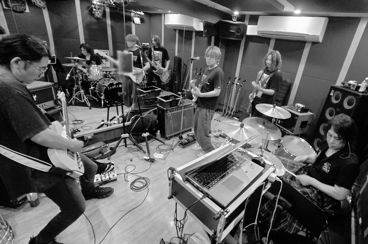 Signal_mode's tweet photo. ツアーに向けての準備は万端です！！
今回も皆さんと沢山の伝説を残していきますよ⚡
間もなくグッズも大公開‼️
#シグモ #Signal_mode https://t.co/RYy1cONfNg