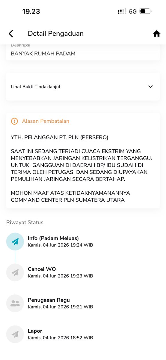 ikanatassa's tweet photo. selamat malam @pln_123 
cuaca saat ini hanya hujan biasa, yg dimaksud cuaca ekstrim itu di mana dan bagaimana? kenapa medan padam listrik lagi? https://t.co/BPy66u0350