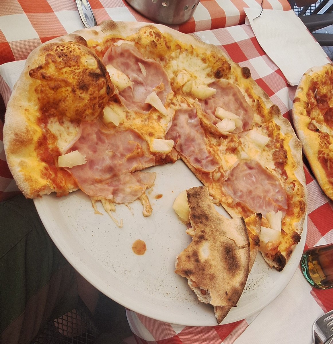 TheZector's tweet photo. Horrible execution. Worst Hawaiian I've ever had. Thin crust, barely any toppings, the pineapple was the only thing giving it taste. Would not go again https://t.co/T2jUUIIyAc