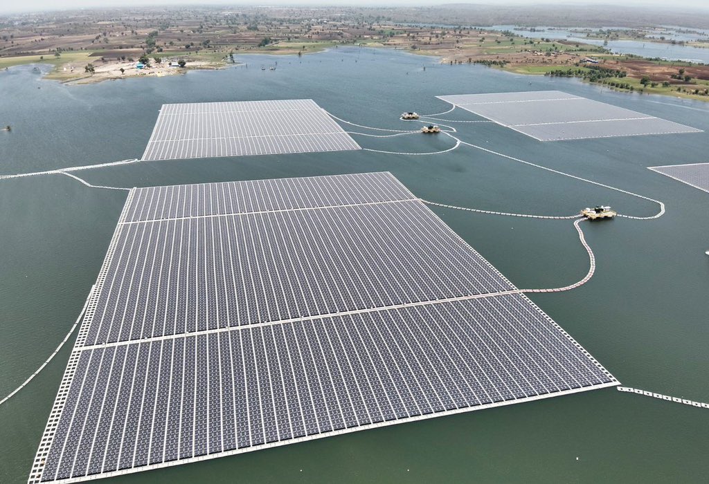 marinebharat's tweet photo. Mind Boggling! Solar panels on water in Bharat 🇮🇳 

Omkareshwar Dam - 600 MW Solar Park

Pic Source - Google Maps, PIB https://t.co/ifOoRkkIQW