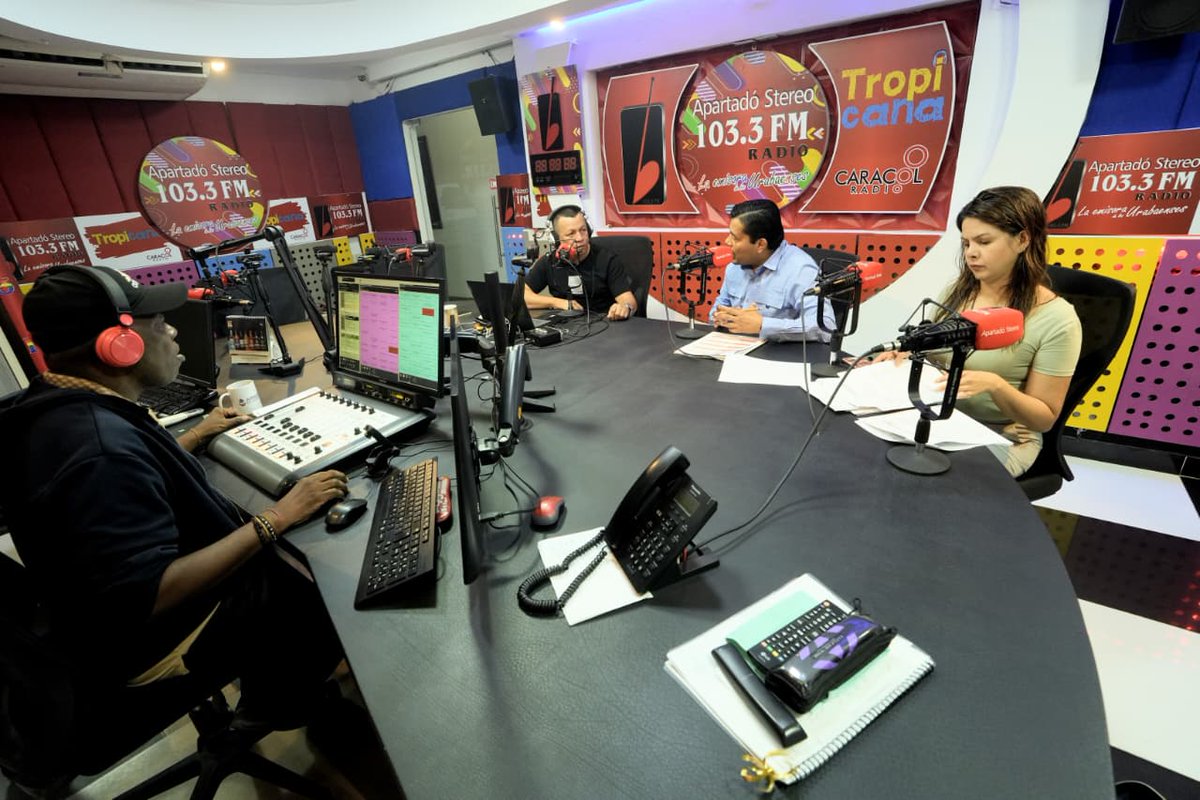 ProsperidadCol's tweet photo. Apartadó 📍| Dialogamos #ENVIVO en Cómo Amaneció Urabá, de Apartadó Stereo 103.3 FM sobre los logros del Gobierno nacional en materia de superación de pobreza y desigualdad, fortalecimiento a la economía popular, infraestructura social y productiva, asociatividad, industrialización, soberanía alimentaria y atención a población vulnerable de la región. 
Uno de los logros, por la #DignidadMayor en Apartadó, es el aumento de beneficiarios y monto 💲 del programa #ColombiaMayor: pasamos de 3.122 beneficiarios a 5.089 (+63%), y de $80.000 a 💲230.000.
#ConDignidadCumplimos
👇
https://t.co/UxjqgnNUlP @mao_rodriguez1 @infopresidencia @petrogustavo