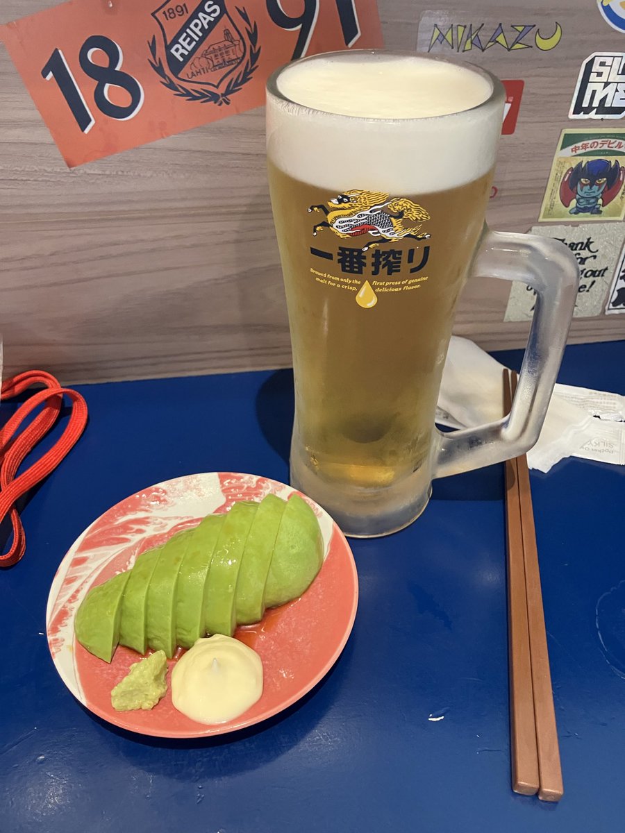izumitsu's tweet photo. ぱぎ@神田
すっかり行きつけの座れる立ち飲み屋。
6月限定生ビール300円！ありがてえ。愛媛県産ブリの青唐醤油漬け、デストロイヤーのフライドポテト、タルタルアジフライ、アボカド刺で生、ホッピー、日本酒と1時間ちょいでしっかり5.6杯飲んで大満足。ホント何食っても旨い。 https://t.co/Sqw1StGd3B