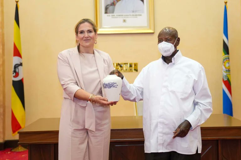 TheExplorerNews's tweet photo. Museveni Pushes Maize, Cassava Boom to Fuel Dutch Animal Feed Investments.
#ExplorerNewsUG 

https://t.co/eyeKwH8jZ9 https://t.co/7s1tegnB6S