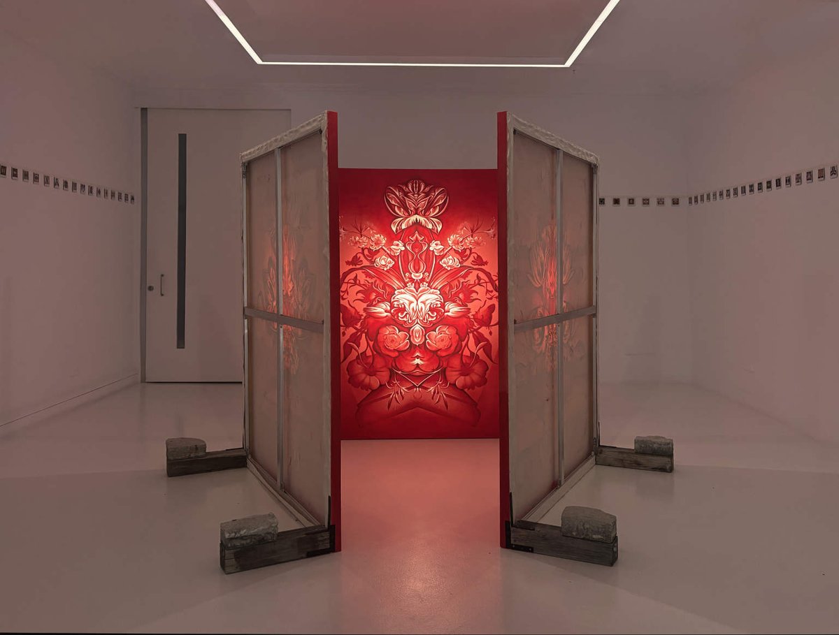artepuntoes's tweet photo. Exposiciones
Juan Francisco Casas, 'La Noche Sexual' en la Galería Fernando Pradilla de Madrid.
Juan Francisco Casas cambia el bolígrafo BIC por un pintalabios.
https://t.co/DfcUNhAC1d https://t.co/nsCLjWw6Ei