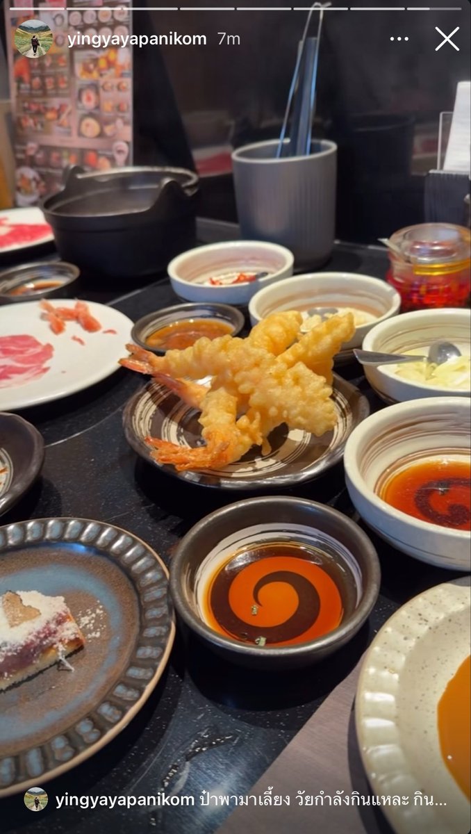 mightyIoki's tweet photo. Jasper kehilangan satu membernya, phuwin lagi mam sama p’ying, ada tempura di meja. Simpulin aja sendiri itu member jasper yg absen lagi dimana dan ngapain 😀👍 https://t.co/GyatAKam7n