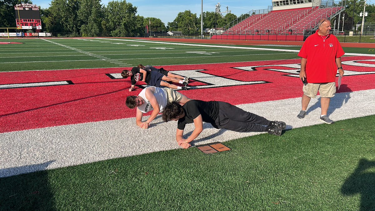 DCM_Strength's tweet photo. Team Day getting after some abs this morning‼️😤 @DeeMackHoops @DCM_Football @DeeMackbaseball @RUNdeemack https://t.co/BVrfrXgJbe