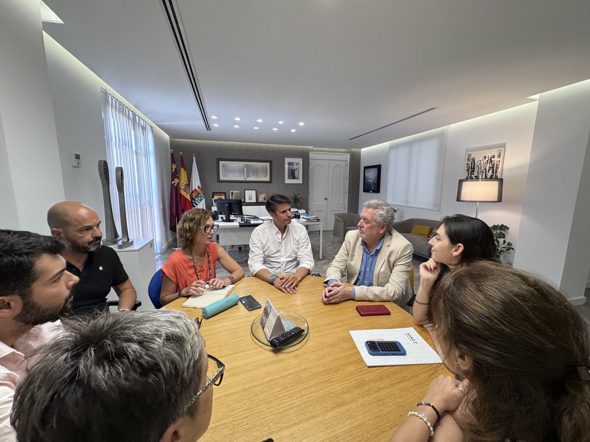 AytMolinaSegura's tweet photo. El alcalde, @jangelalfonso, junto a los ediles de Cultura, @Maria_HAviles, Formación, @PableteGarcia, y Bienestar Social, @rocio_cozars, ha mantenido una reunión de trabajo con el delegado territorial @ONCE_oficial, Juan Carlos Morejón de Girón, para abordar nuevos proyectos. https://t.co/o0QmkY1lRe