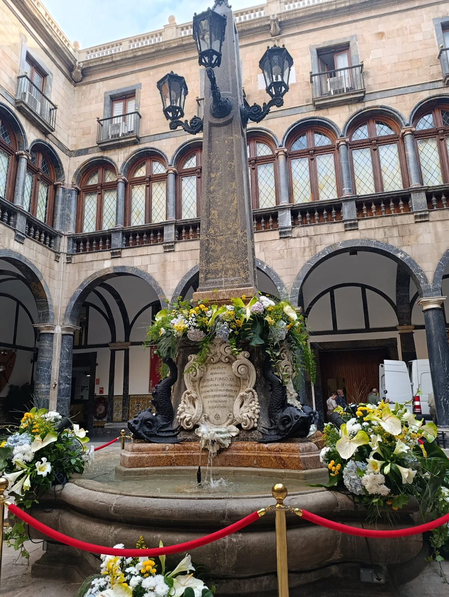IGE_ET's tweet photo. Tradición e historia se unen en el Palacio de Capitanía General de Barcelona, sede de la @IGE_ET. ✨ Con motivo del #CorpusChristi, el claustro del convento de La Merced acoge desde hoy el tradicional '🥚L'ou com balla'. ¡Te invitamos a descubrirlo! 👇 #EjércitoTierra #Barcelona #SomosTuApoyo
