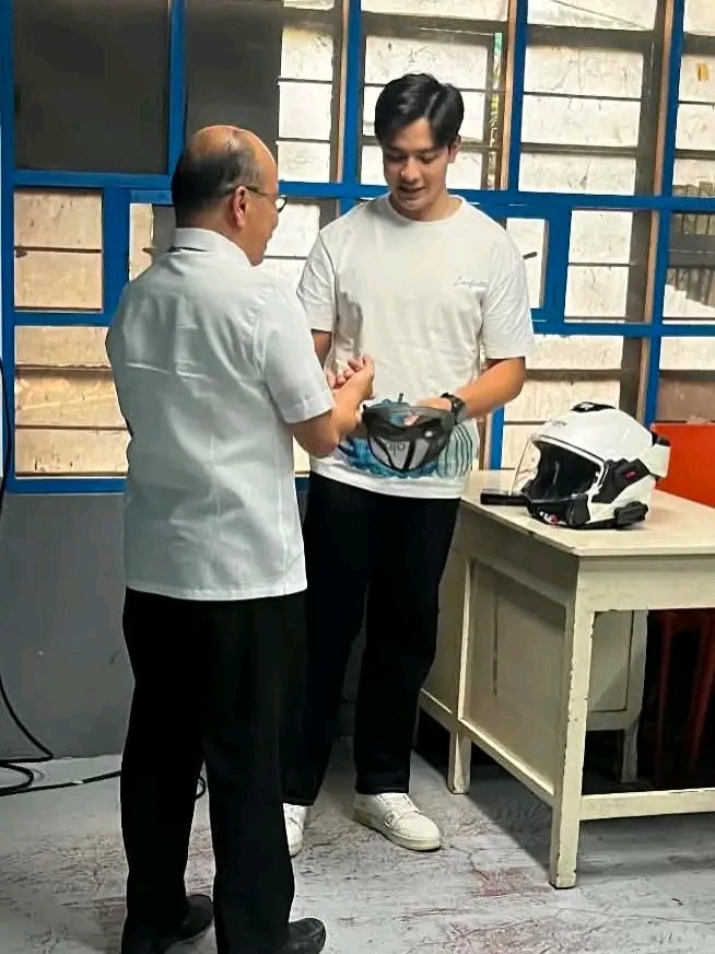 faulkerszn's tweet photo. Alden with Father Dran Nolasco

©Dran Nolasco FB
@aldenrichards02 #ALDENRichards https://t.co/QwUkKk1CrM