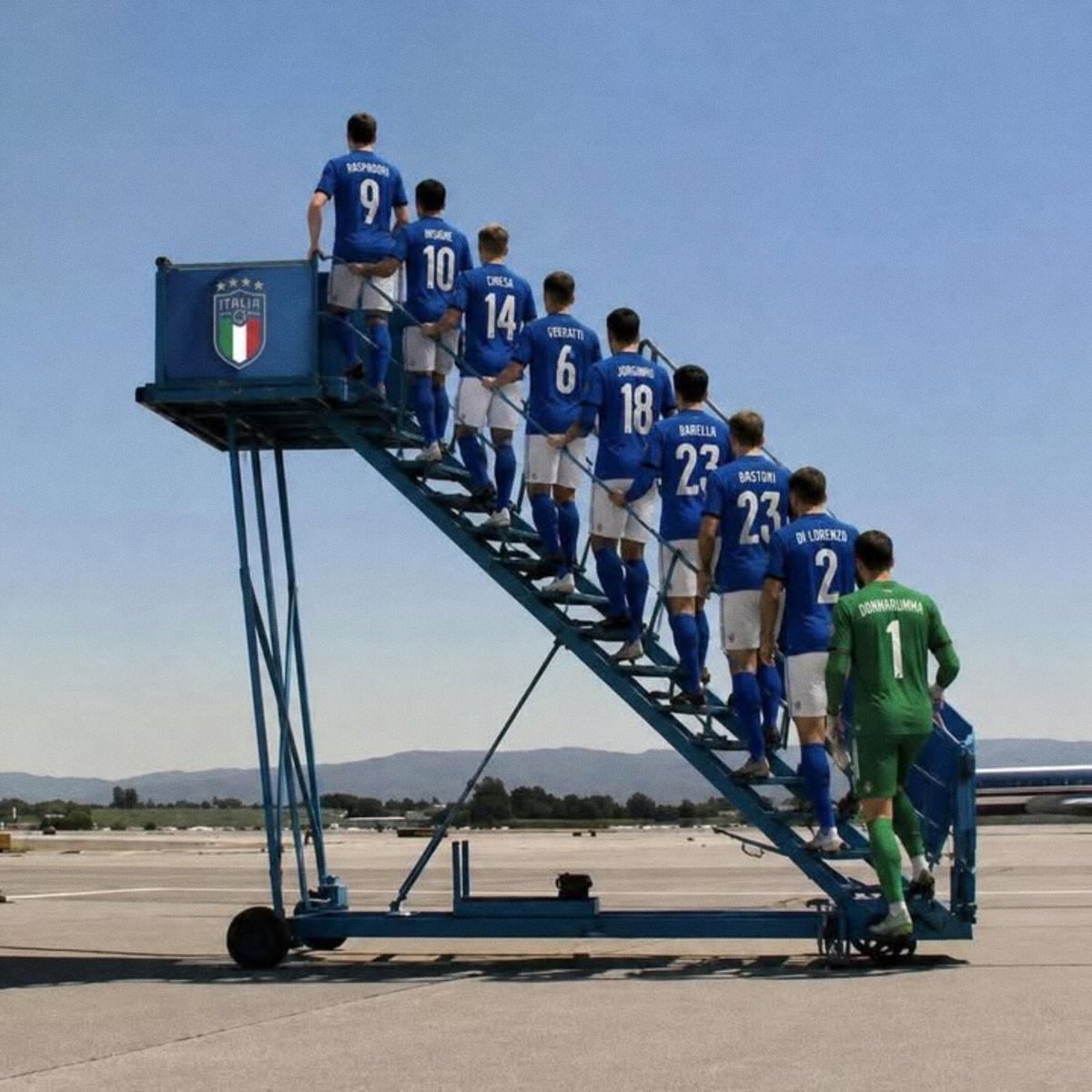 fcb1982fcb's tweet photo. Poland and Italy are waiting for their flights to the 2026 World Cup. https://t.co/Zu9wcHdAIo