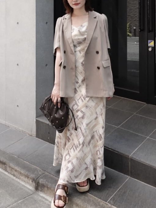 cocodeal_com's tweet photo. 胸元のドレープが女性らしさを引き立てるワンピース♡

バイアス仕立てのナローシルエットが自然に身体に沿い、スタイルアップも叶えてくれる一枚。

オリジナルのチェックプリントと肩リボンがさりげないポイント。

https://t.co/5aARGe9AFQ https://t.co/dluCyUQEhf