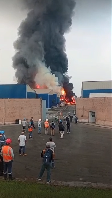 COENPeru's tweet photo. #Lima: se registra un #IncendioUrbano, código 3, en el km 40 de la antigua Panamericana Sur, distrito de #Lurín. En la zona de emergencia se encuentran 12 unidades del @cgbvpoficial. Recuerda facilitar el trabajo de los bomberos y alejarte del lugar. | @indeciperu https://t.co/gC2Qd8LiXp