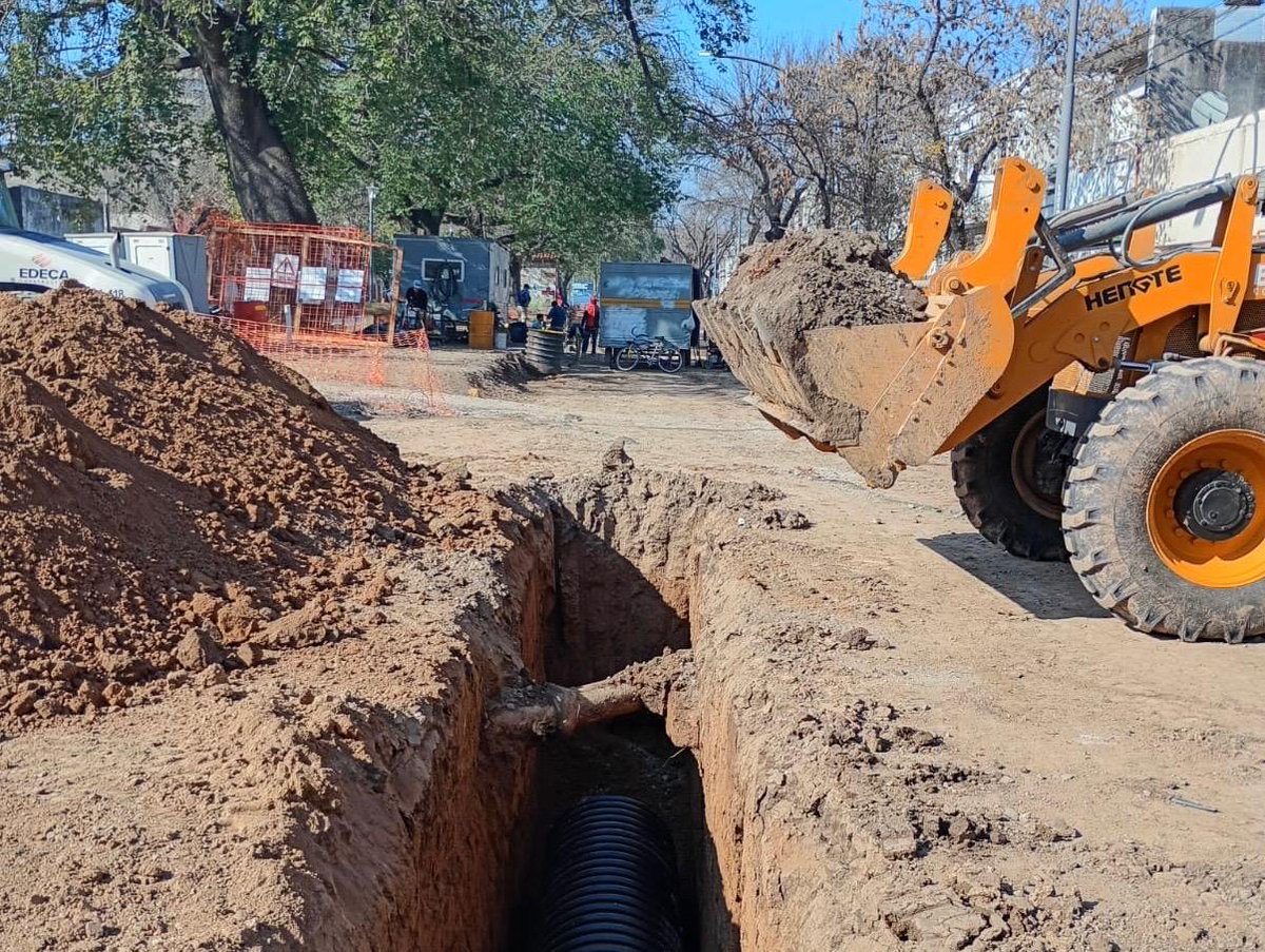 CMDSur's tweet photo. BV.  SEGUÍ SE TRANSFORMA 🚧

Continuamos trabajando en la remodelación integral de una de las arterias más importantes de la ciudad 💪

¡En Sur no para! https://t.co/4SeG0PGipT