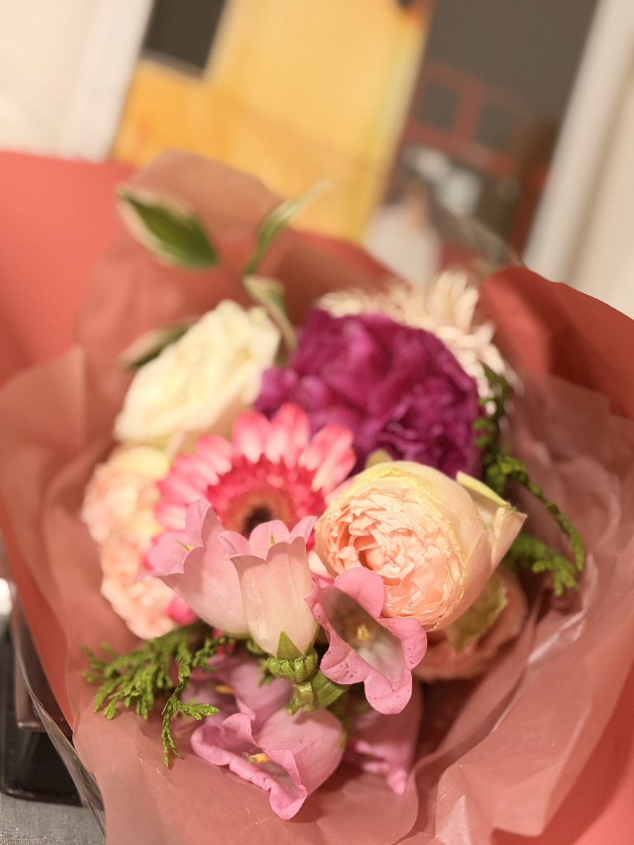 framari62's tweet photo. 先日はヒルズパン工場さんへ
ZARDの楽曲をたくさん聴けて
貴重な時間もあり楽しかったです☺️

話しかけてくださり、
ありがとうございました

ライブ会場で会った
ヴァンさんからお花をいただきました💐

かわいい🩷 https://t.co/trPbmxcptk