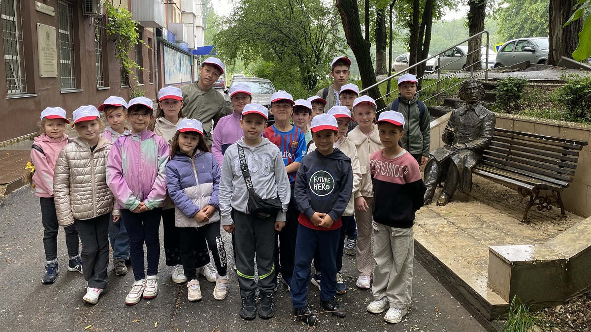 BibMickiewicz's tweet photo. Primului tur al programului estival „Provocarea Verii”, ed. a VIII-a! 
În această vară pornim într-o aventură fascinantă „Pe urmele culturii poloneze în Chișinău”, descoperind povești, personalități și locuri care au contribuit la patrimoniul cultural al orașului nostru. https://t.co/d4F9UoGsCe