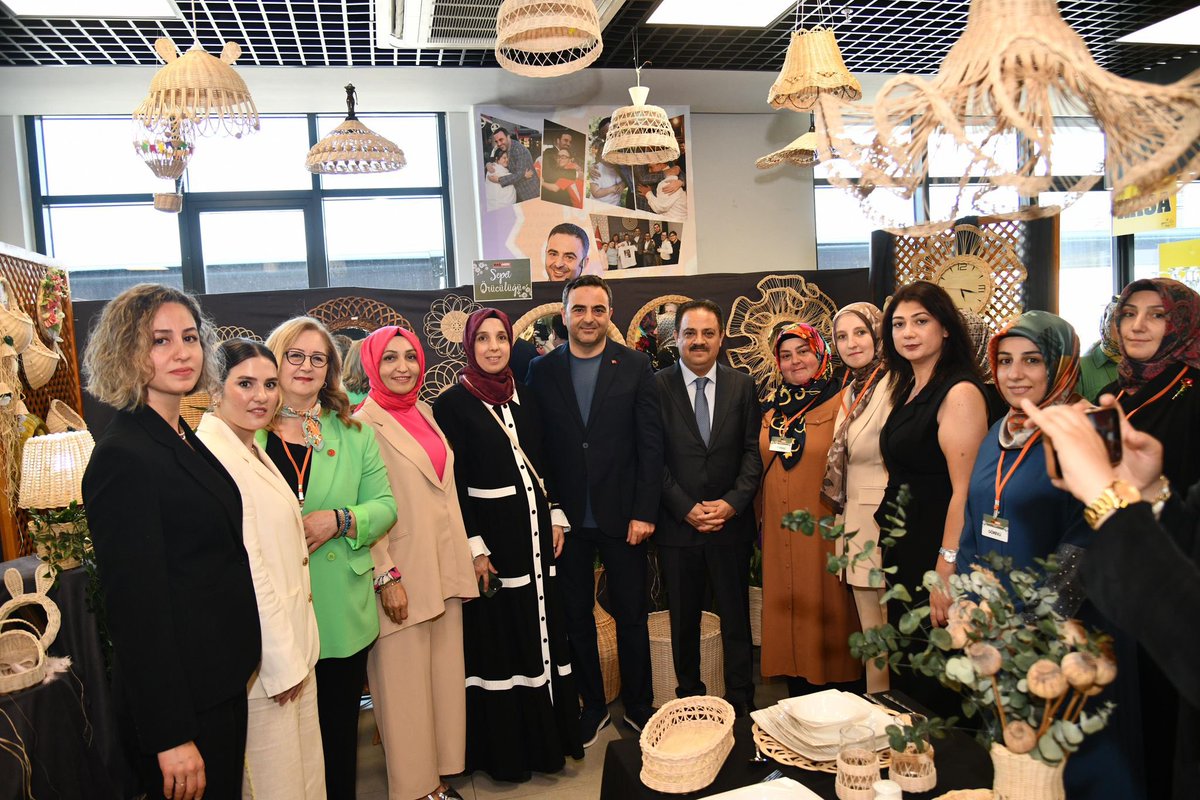 tcbasiskele's tweet photo. Kursiyerlerin yıl boyunca hazırladığı el emeği ürünleri inceleyen Kaymakamımız, emeği geçen eğitmenleri ve kursiyerleri tebrik ederek serginin hayırlı olmasını diledi. https://t.co/XQhXwsv9tC