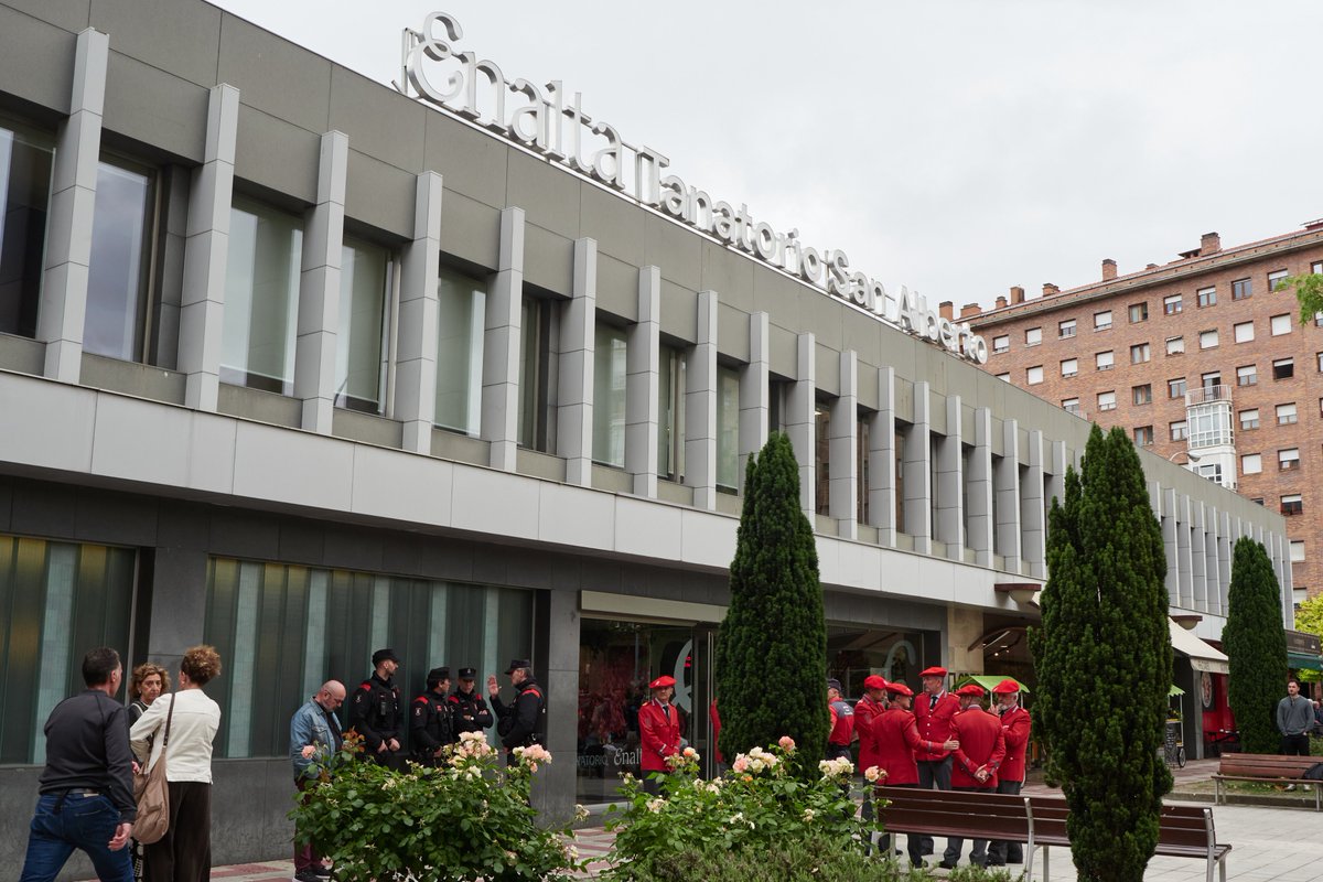 EPNavarra's tweet photo. Representantes de la Policía Foral, miembros de otros cuerpos policiales y autoridades acuden al tanatorio San Alberto de Pamplona para trasladar su pésame a las familias de los cinco policías forales que fallecieron en un accidente de tráfico en Elgoibar. https://t.co/uAZIOl5nim