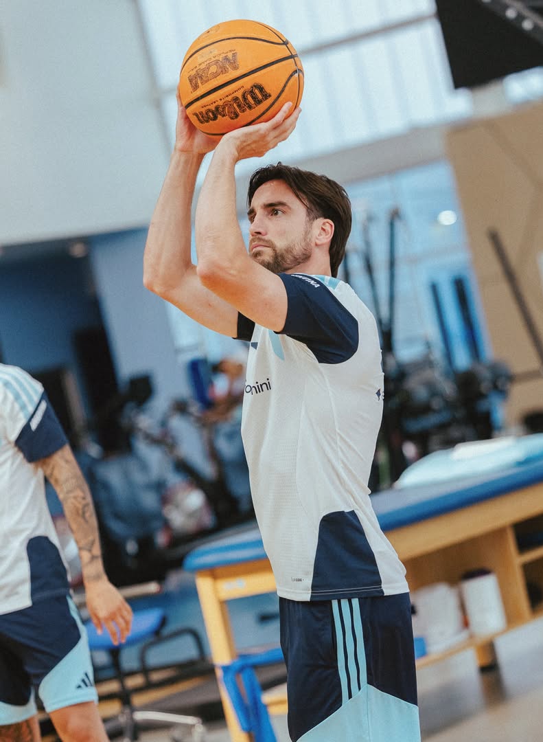 cabboficial's tweet photo. 🤩 ¡Mirá esa técnica de tiro!

🏀 Un poco de básquet en el entrenamiento de la Selección de fútbol en Estados Unidos, previo a la Copa del Mundo.

¡Vamos, Argentina! En el deporte que sea. Siempre. 

#TodosJuntos 🇦🇷 https://t.co/xoAg8MpU0O