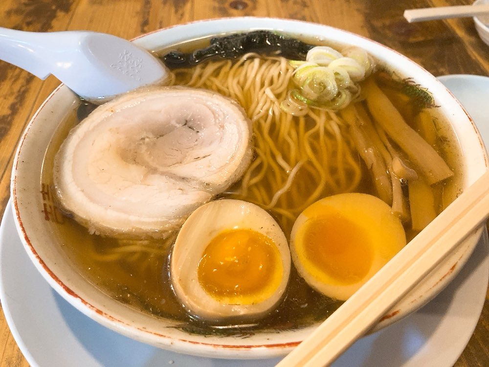 maveric4862's tweet photo. #仙台市 太白区向山の『#長町ラーメン本店』で麺活🍜
オーダーは『#長町ラーメン煮玉子入り(900円)』
麺は、加水率低めのパツパツなイケ麺😁
透明度のある黄金色のスープは、ふんわり煮干の甘味あるホッコリスープ😋
相変わらず煮玉子が美味いゼィ(๑•̀ㅂ•́)و⭐︎
#仙台ラーメン #宮城ラーメン https://t.co/aDSeZ5ptHF