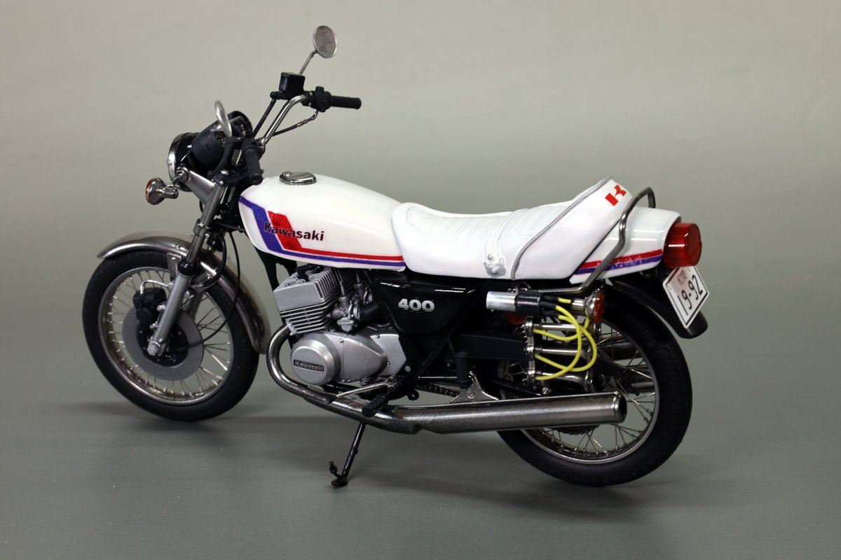 Edanke1's tweet photo. アキオのケーエイチ
10代の頃、友人が乗っていたバイクを再現しています。少しやんちゃな仕様です。当時実車の塗り直しも手がけた覚えがあるマシンです。 https://t.co/PfMTaQQY9E