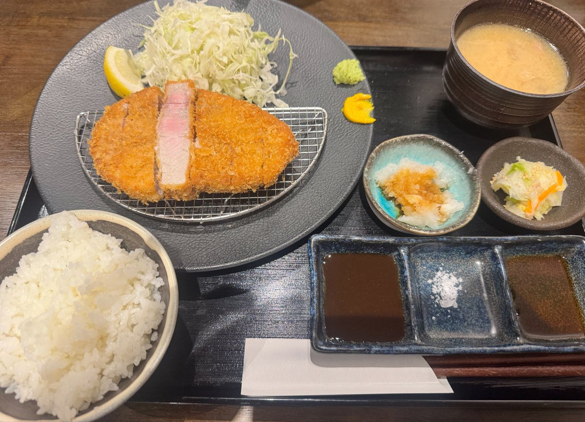 Yasu_ChampionGO's tweet photo. 自分の知り合いで、試合前にとんかつを食べて優勝した人を未だに聞いたことがありませんがぁ…w🫢。
来週末はTOP50の試合だし、明日は会合があってホテルで会食で明後日からは山口県に行くので、今夜が事実上試合前に東京で食べる最後の晩餐。って事でとんかついっときました😊。 https://t.co/G9jAIEkPzb