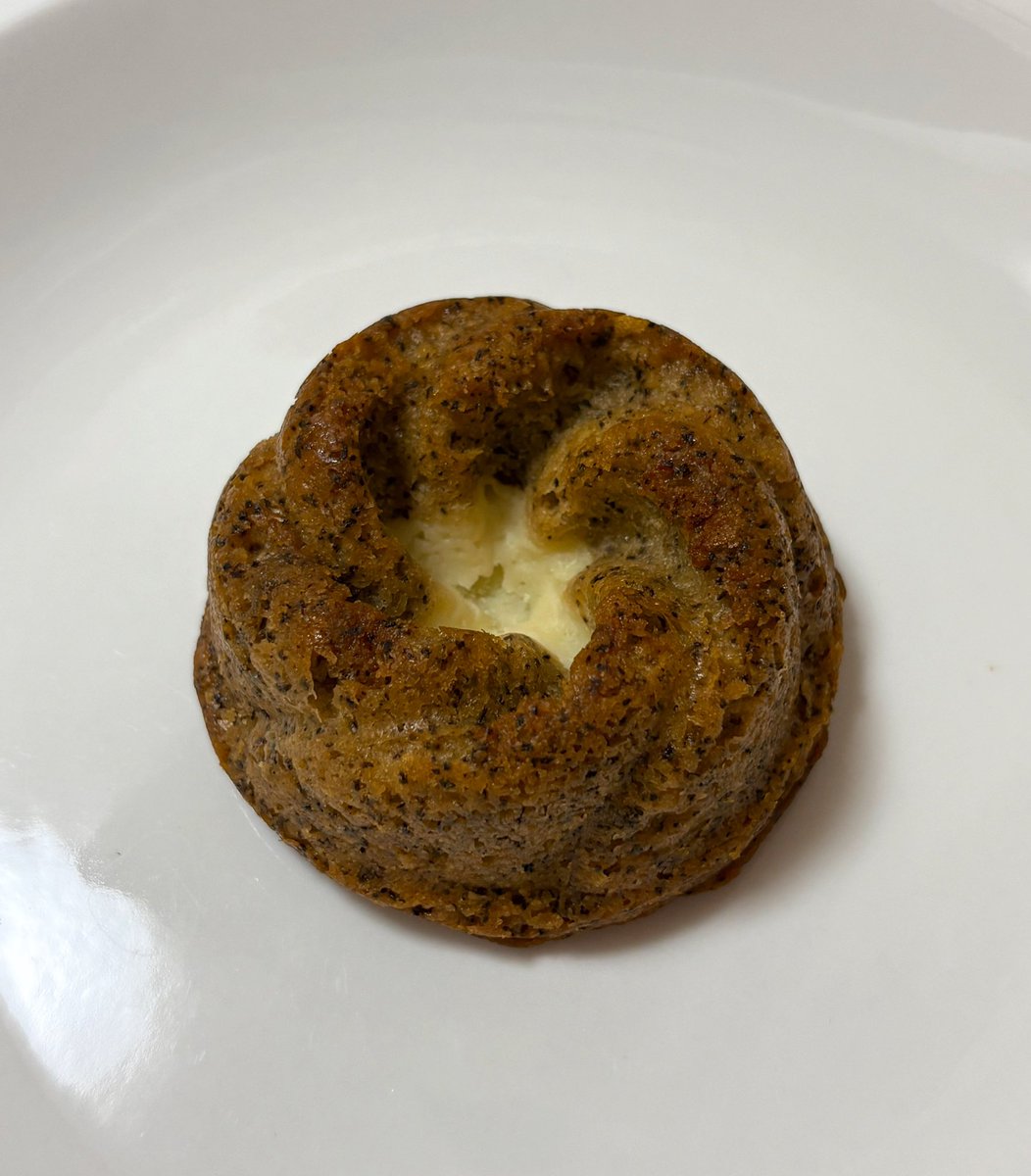 choco614cheese's tweet photo. しろいし洋菓子店　　
403号室 水平線の先まで持っていきたいパウンドケーキ　アールグレイ&amp;クリームチーズ
名前がすごい。すっごくしっとりモイスチャーでびっくりした！アールグレイの芳醇な香り。中心のクリームチーズはホワイトチョコのようなミルキーな甘さがありつつチーズの柔らかい酸味。 https://t.co/vEP4ISkova