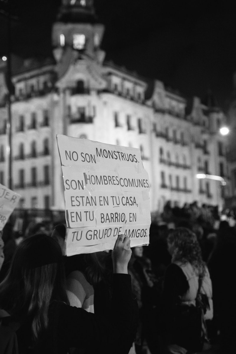Miludel's tweet photo. Algunas fotos que saqué ayer en Ni Una Menos 

Faltan denuncias. 

#niunamenos https://t.co/1V1wRWSA8J