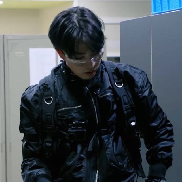aveihwa's tweet photo. i need au where hj lives a double life like awkward uni student in daylight and kinda perfect spy or agent at night🚬🚬🚬 https://t.co/GKz8BEmW2J