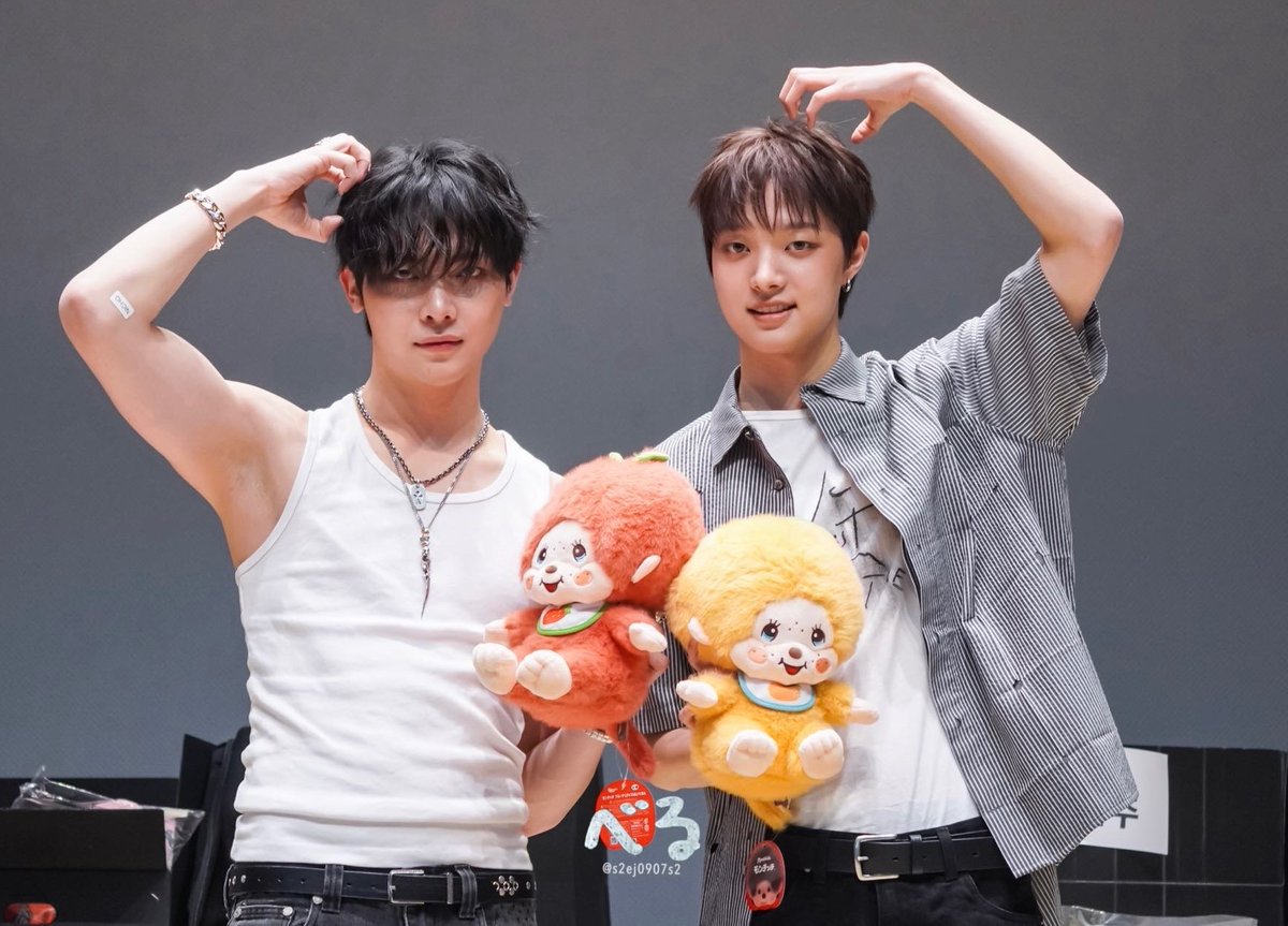 s2ej0907s2's tweet photo. 260604 뮤직플랜트

❤️🐵🧡

#andTEAM #앤팀 #EJ #ウィジュ #의주  #NICHOLAS  #ニコラス #니콜라스 https://t.co/bp2m2eNLno