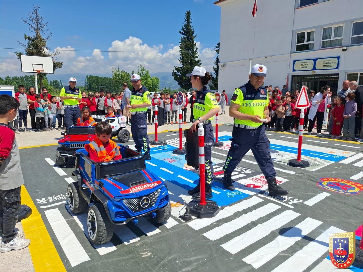 jandarma's tweet photo. Trafik bilinci küçük yaşta kazanılır.🚦👧👦

İl Jandarma Komutanlıkları emrinde görevli Trafik Jandarması ekiplerimiz, öğrencilerimize yönelik düzenlenen uygulamalı trafik eğitimlerinde;

🔻Yaya geçitlerinde uyulması gereken kurallar,
🔻Trafik işaret levhalarının önemi ve trafik ışıklarının doğru kullanımı,
🔻Emniyet kemeri kullanımının hayati önemi,
🔻Yaya ve bisiklet yollarının güvenli kullanımı konularında bilgilendirme yaptı.

📍Aydın
📍Tokat