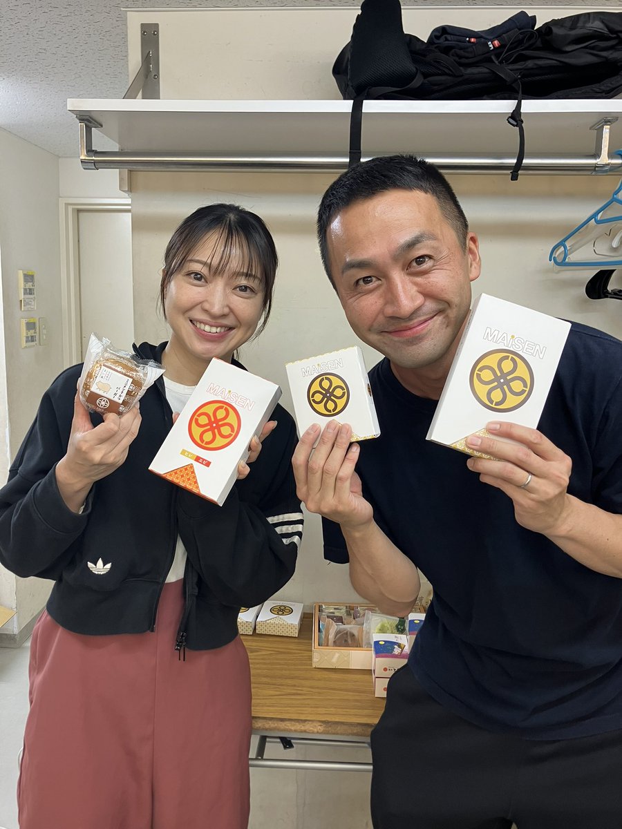 tomohiroasaeda's tweet photo. 📚朗読劇「10年後の君へ」📚

たくさんの方々に支えられ、無事に公演2日目を終えることができました。
ご観劇いただいた全てのお客様へ心より御礼申し上げます。

6月5日(金)の開演時間📣
⏰15時／19時

お席まだまだご用意できます。
いつでもご連絡ください😌

皆さまからの力強いエールに支えられ板の上に立てるということを忘れずに、明日から懸命に歩んでまいります。

そして❗️詞葉大先生からまい泉の差し入れをいただきました👩‍🏫めちゃくちゃ嬉しいです。ありがとうございます。

#10年後の君へ2026