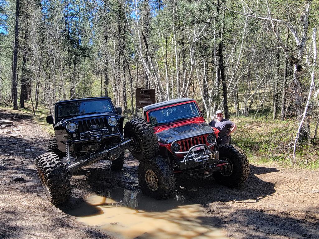 ROCKCRAWLN's tweet photo. Besties? https://t.co/wWRodwpDW9