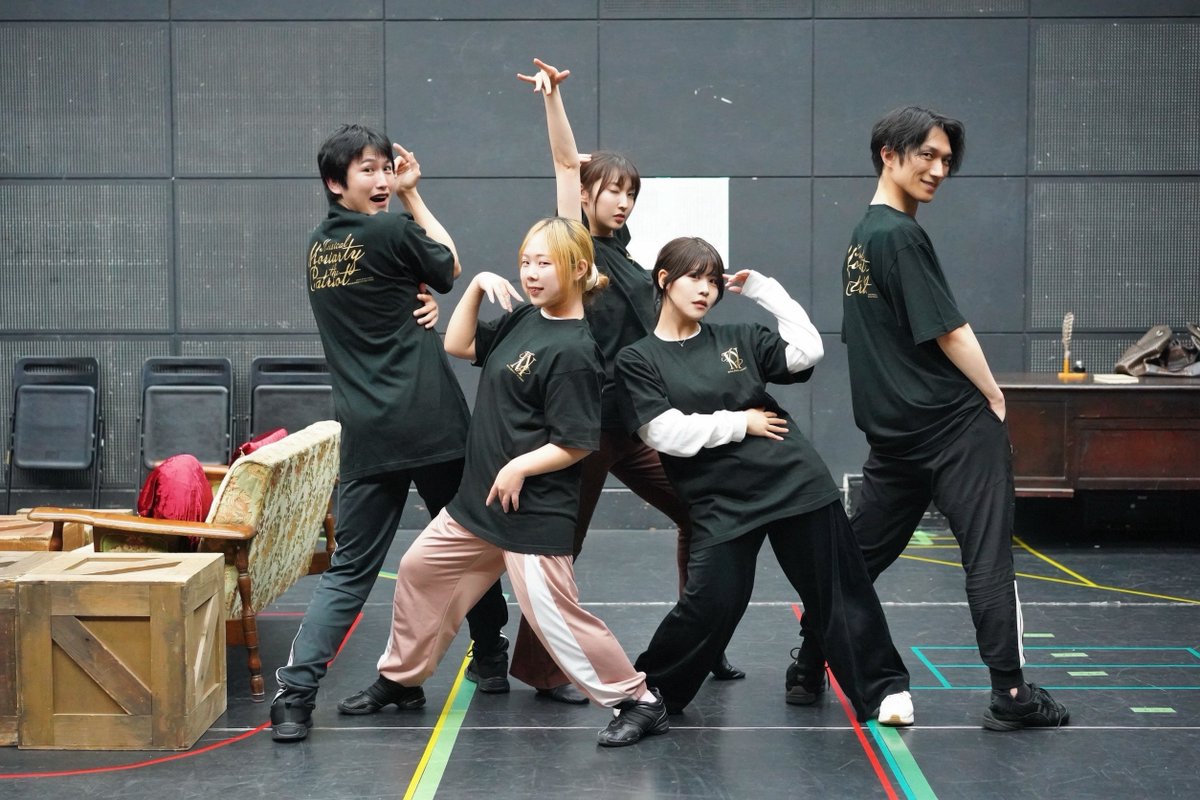rippiflash's tweet photo. 一観客としても #モリミュ が大好きで、
カンパニーの一員になれたことが
嬉しくて仕方がない日々です！

この写真だって歴史がつまってる…。

大袈裟じゃなく、
このカンパニーTシャツは
私の一生の宝物です‼️
#憂国のモリアーティ https://t.co/sDwH3F1LZ7