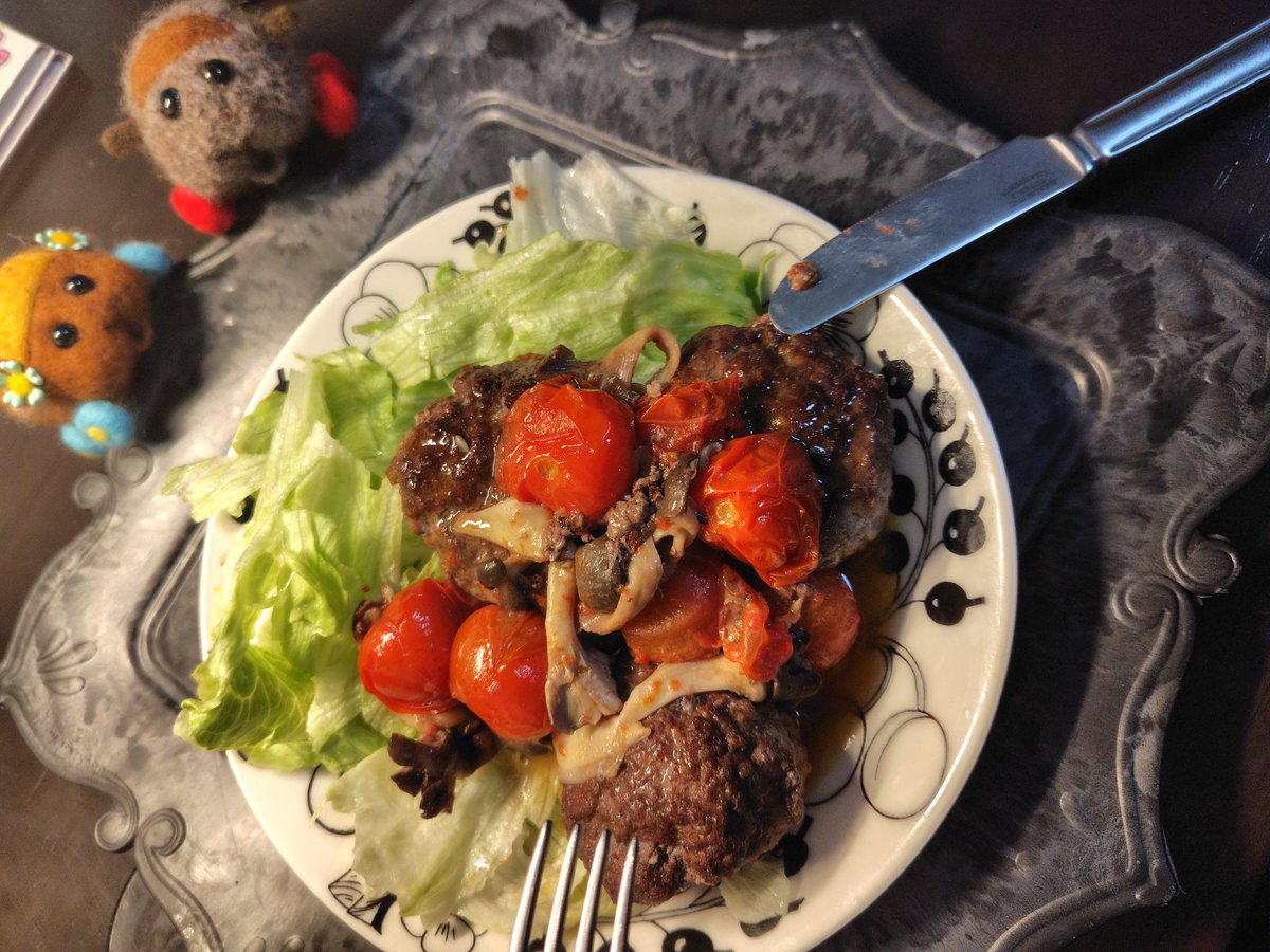 dama1422's tweet photo. 「ハンバーグってテディに似てプイ。ミニトマトもタイヤの色とお揃いプイ」「チョコ、レタスの山プイ」…って言ってる?
#モルカー #PuiPui https://t.co/QLf4SIbyuI