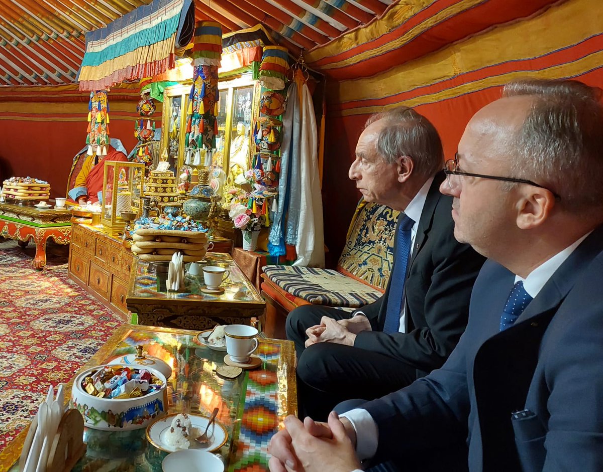 ipngovpl's tweet photo. 🇲🇳🤝🇵🇱 Trwa wizyta delegacji Instytutu Pamięci Narodowej w Mongolii. Zastępca prezesa #IPN, dr hab. Karol Polejowski, gościł dziś w klasztorze Gandan w Ułan Bator - najważniejszym w Mongolii kompleksie świątynno-klasztornym. 

🪷 Prezes Polejowski spotkał się z Khamba Lamą, najwyższym buddyjskim przywódcą duchowym w Mongolii. Wizyta przebiegła w towarzystwie ministra @WTBartoszewski, przewodzącego delegacji @MSZ_RP. 

❗️ Warto przypomnieć, że najwyższy duchowny buddyzmu tybetańskiego w Mongolii gościł w Instytucie Pamięci Narodowej 21 stycznia 2025 roku.
