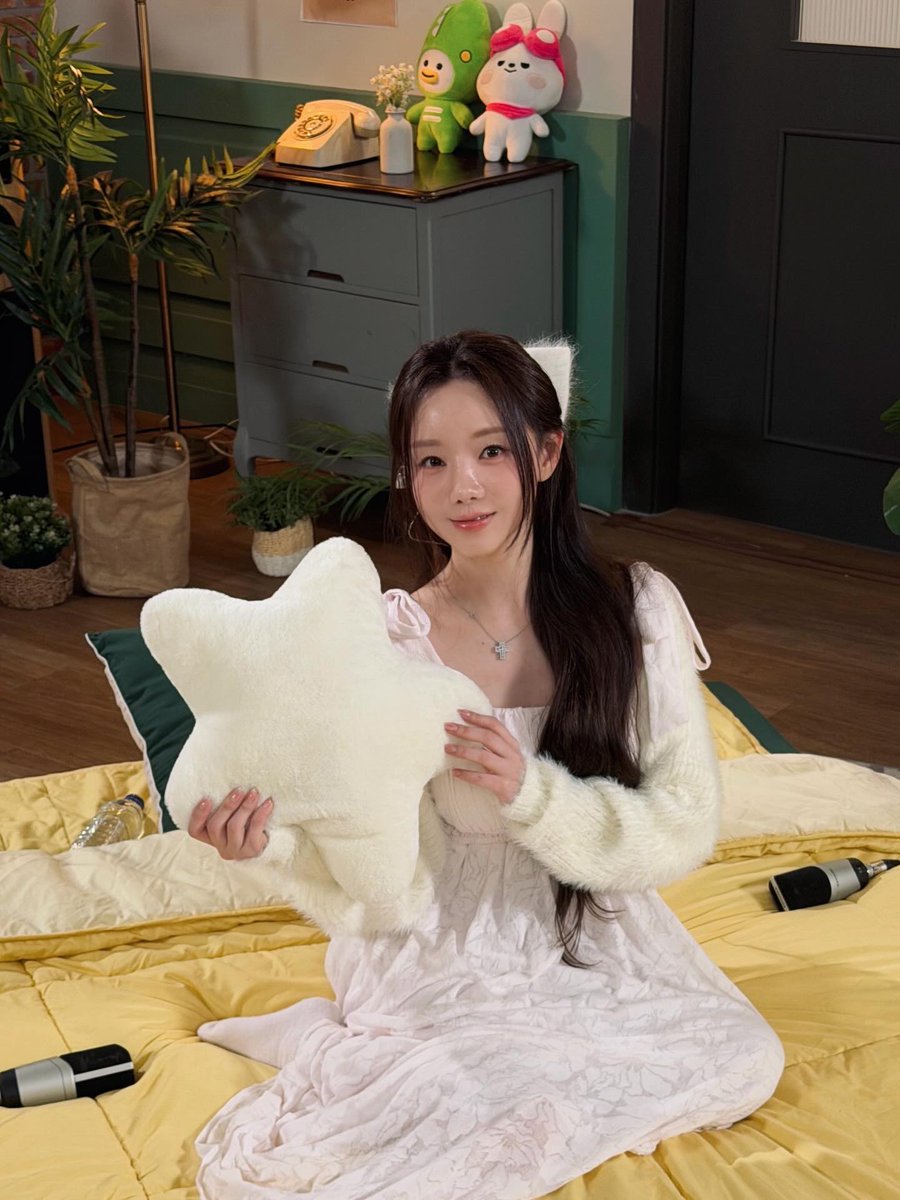 kang210's tweet photo. 260604 케이 인스타그램 (오늘 밤 자장가 불러줄게요😴)
홈웨어 원피스를 입은 왕리본 화이트 천사켕이 불러주는 자장가라니~🤍 완전 천국 그 자체~🤍

#Lovelyz #러블리즈 #Kei #케이 #김지연 https://t.co/lTiUteaO8i