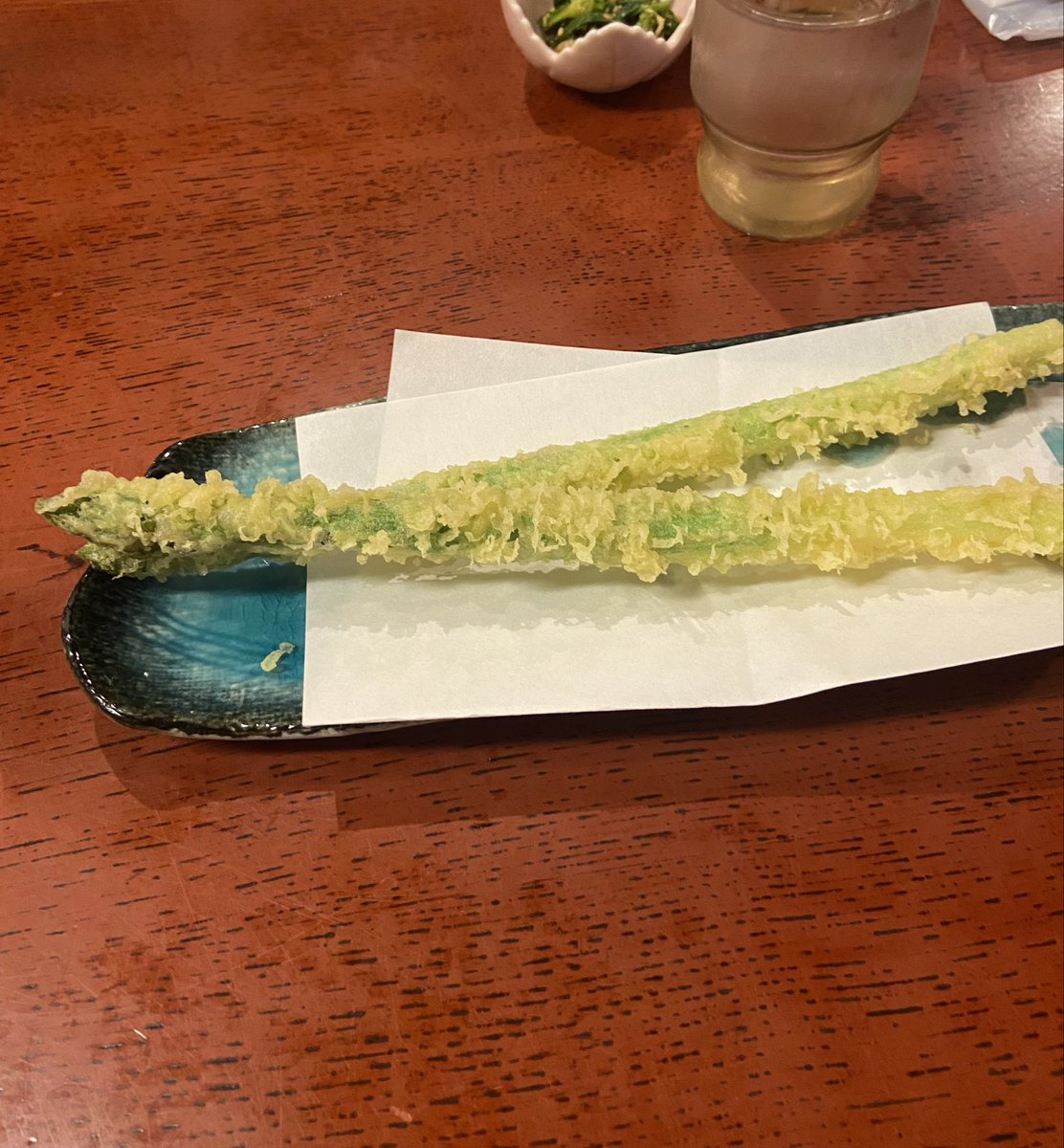 iro_hanii's tweet photo. 日光旅行の夜ご飯は、「鮨くろさき」へ🍣

リッツから徒歩1分ほど。リッツ宿泊者の方もよく利用してるみたい。とっても美味しかったし値段も手頃。個人的には季節限定のアスパラの天ぷらが好きでした🌿
店員さんもみんな感じが良くて人気なのも頷けました🙂‍↕️人気店なので予約必須です https://t.co/XaSminDYgo