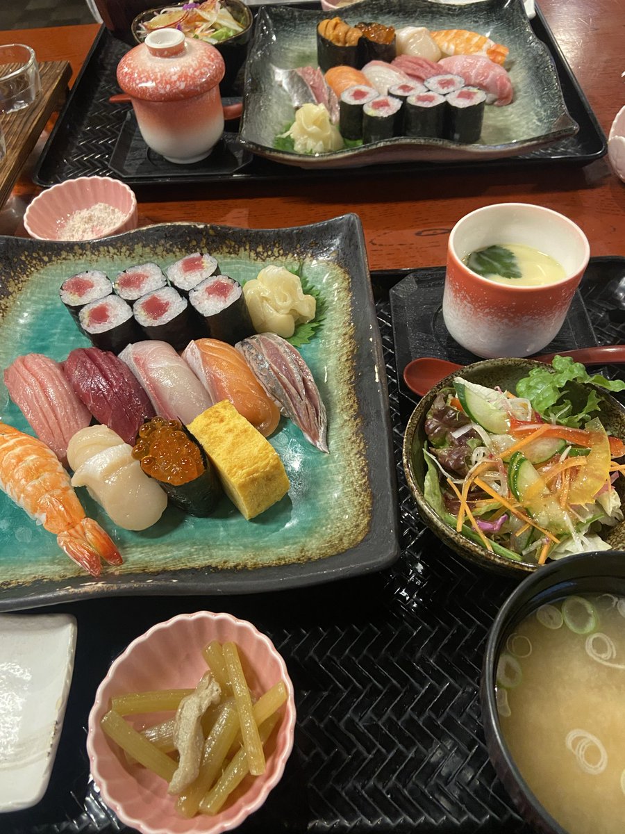 iro_hanii's tweet photo. 日光旅行の夜ご飯は、「鮨くろさき」へ🍣

リッツから徒歩1分ほど。リッツ宿泊者の方もよく利用してるみたい。とっても美味しかったし値段も手頃。個人的には季節限定のアスパラの天ぷらが好きでした🌿
店員さんもみんな感じが良くて人気なのも頷けました🙂‍↕️人気店なので予約必須です https://t.co/XaSminDYgo