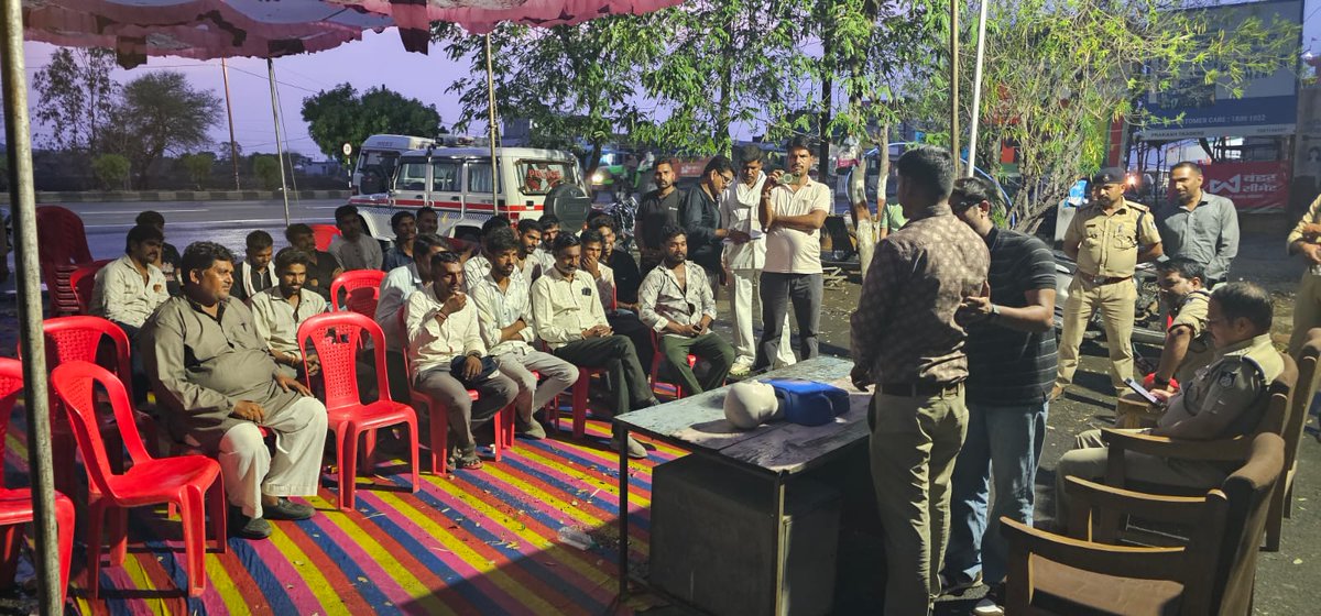 SP_RATLAM_MP's tweet photo. 👉थाना बिलपांक अंतर्गत सातरुंडा चौकी पर आयोजित यातायात जागरूकता कार्यक्रम में आमजन को सड़क सुरक्षा, PM राहत कैशलेस उपचार योजना, हिट एंड रन प्रतिकर योजना एवं राहवीर योजना ��ी जानकारी दी गई।

👉यातायात प्रश्नोत्तरी में सही उत्तर देने वाले नागरिकों को हेलमेट देकर सम्मानित किया गया। https://t.co/NHOY8NxcDH