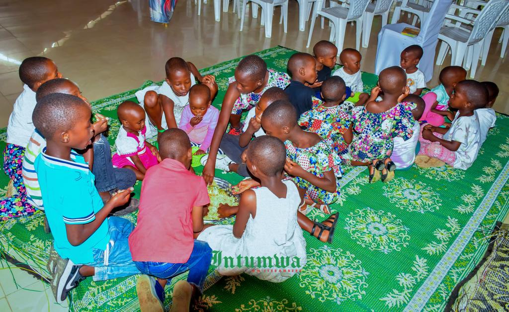 IntumwaNews's tweet photo. Réception officielle des infrastructures réhabilitées de l’Orphelinat Officiel de Bujumbura
Le Ministère du Travail, de la Fonction Publique et de la Sécurité Sociale, à travers la Direction Générale chargée du Programme de Protection Sociale, a procédé ce mercredi 3 juin 2026 à la réception officielle des infrastructures réhabilitées de l’Orphelinat Officiel de Bujumbura. Ces travaux ont été réalisés grâce à l’appui de l’organisation américaine Love God Love Others (LovinGOthers).
La cérémonie s’est déroulée dans l’enceinte de l’Orphelinat Officiel de Bujumbura, situé au Jabe sur l’Avenue de l’Imprimerie.
Les travaux de réhabilitation ont concerné la construction de nouveaux bâtiments constitués de 8 chambres et 6 toilettes modernes ainsi que la rénovation d’autres infrastructures existantes. Ils visent à améliorer durablement les conditions d’accueil, d’hébergement, d’éducation et d’encadrement des enfants pris en charge par l’orphelinat. Grâce à ces bâtiments, les enfants bénéficient désormais d’un environnement plus sûr, plus sain et mieux adapté à leurs besoins quotidiens.
Dans son allocution, le représentant du Ministère du Travail, de la Fonction Publique et de la Sécurité Sociale a salué l’engagement constant de l’organisation Love God Love Others en faveur de la protection sociale et du bien-être des enfants en situation de vulnérabilité. Il a souligné que cette contribution s’inscrit pleinement dans la vision du Gouvernement du Burundi visant à renforcer les mécanismes de protection et d’assistance sociale au profit des couches les plus démunies de la population.
La responsable de l’orphelinat a, quant à elle, exprimé leur profonde gratitude envers le partenaire pour son soutien multiforme. Elle aindiqué que ces infrastructures modernes permettront d’améliorer significativement la qualité des services offerts aux enfants et de leur garantir de meilleures conditions de vie et d’épanouissement.
Connue au Burundi pour son engagement humanitaire, l’association chrétienne Love God Love Others, basée aux États-Unis, œuvre à travers plusieurs initiatives visant à répondre aux besoins des communautés vulnérables. Sa mission consiste à mobiliser des ressources, des partenaires et des volontaires afin de traduire concrètement les valeurs de solidarité et d’amour du prochain à travers des actions de développement et d’assistance sociale.
Notons que l’Orphelinat Officiel de Bujumbura, construit en 1973, héberge 72 enfants actuellement.