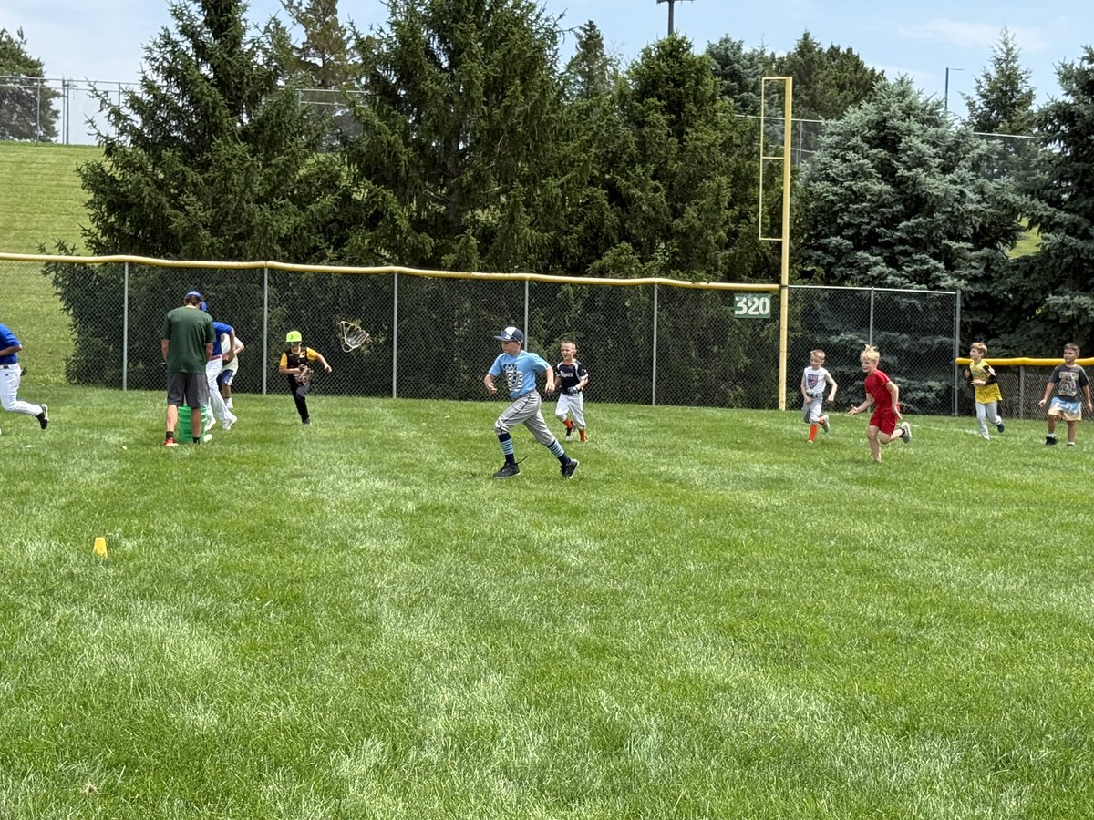 Bearsbaseball64's tweet photo. We had at blast at our youth camp on Monday. Our goal was to remind them that baseball is supposed to be FUN, and I think we accomplished that! https://t.co/qYV3dparOq
