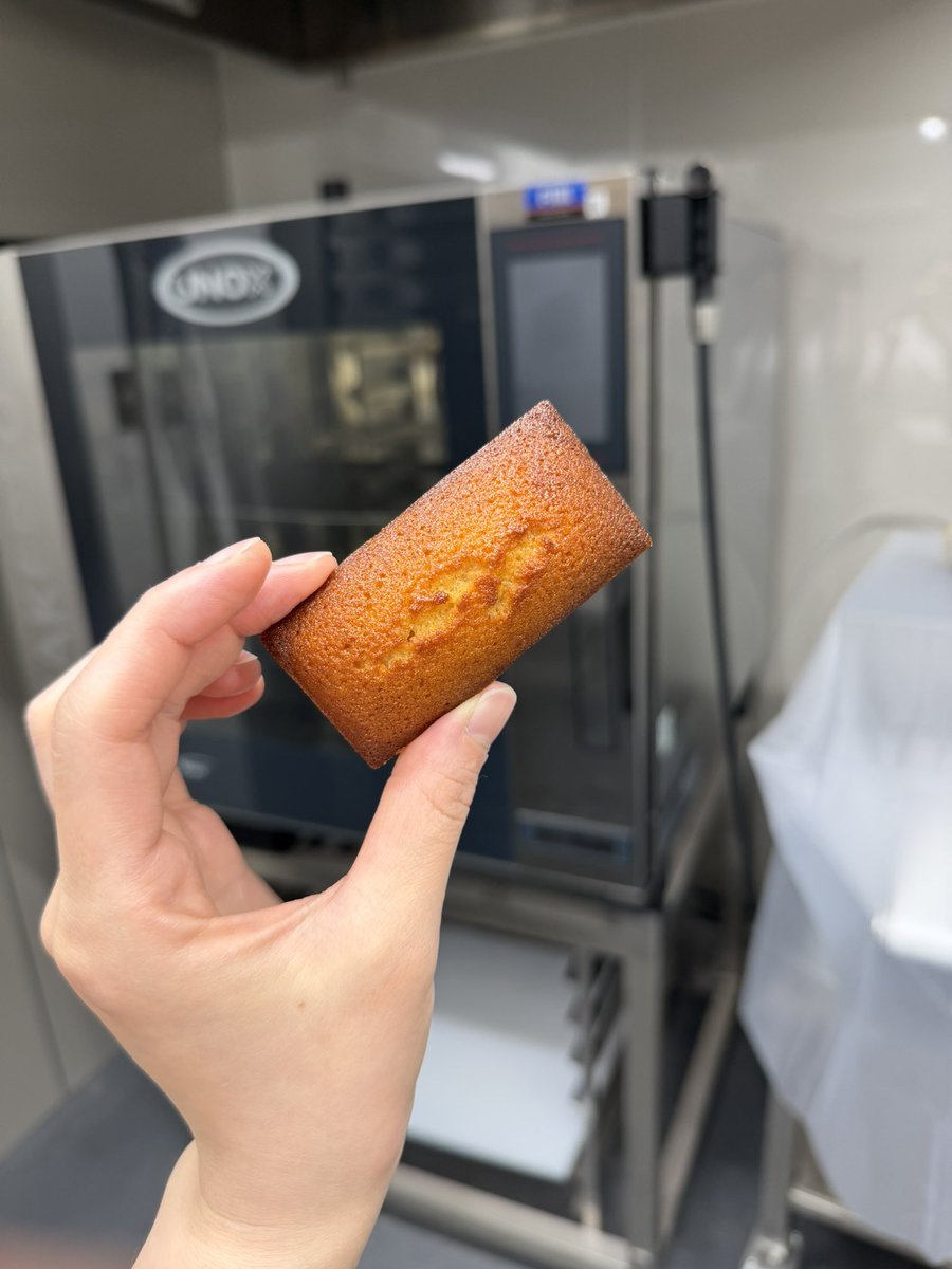 chere0414's tweet photo. おやつに焼きたてフィナンシェ♡
スタッフの子にこんなのも作れるの〜と驚かれました。笑
普段はひたすらにクッキーばかり作ってますが焼き菓子全般得意です！
特にタルトは大好き！（食べるのも作るのも）
いつか夢のアトリエ販売では
いろんな焼き菓子を作りたいと思ってます、、、💭💗 https://t.co/u2rCue8FMa