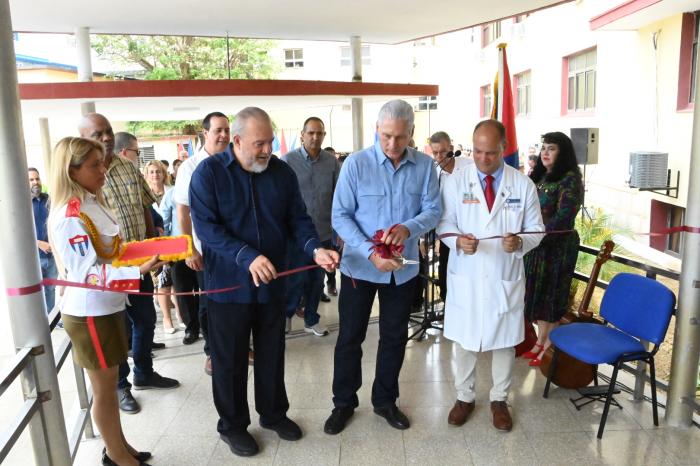 Granma_Digital's tweet photo. 🙌🏥| Nace un centro para tener ciencia, y también alma.

📌 Miguel Díaz-Canel Bermúdez, y Manuel Marrero Cruz, asistieron a la inauguración de la Unidad de Tratamiento Ambulatorio de Oncología, perteneciente al Instituto de Oncología y Radiobiología.

🔗 https://t.co/vGbueyT5vJ https://t.co/iJzBDnLN9H